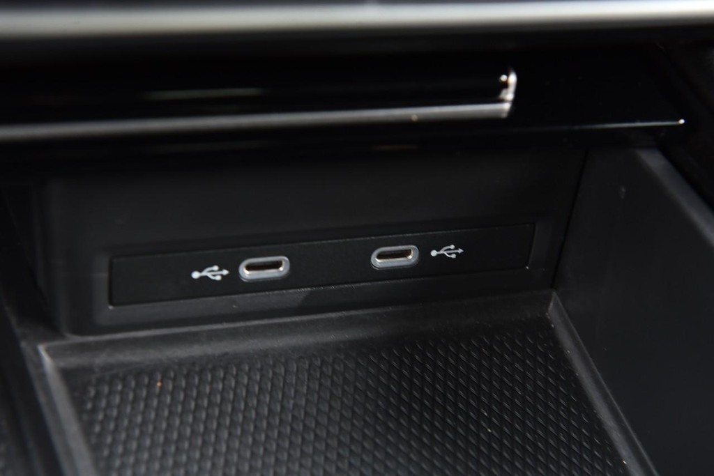 Volkswagen Atlas Cross Sport Vehicle Full-screen Gallery Image 16