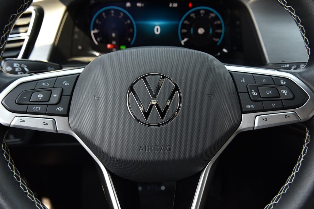 Volkswagen Atlas Cross Sport Vehicle Full-screen Gallery Image 18