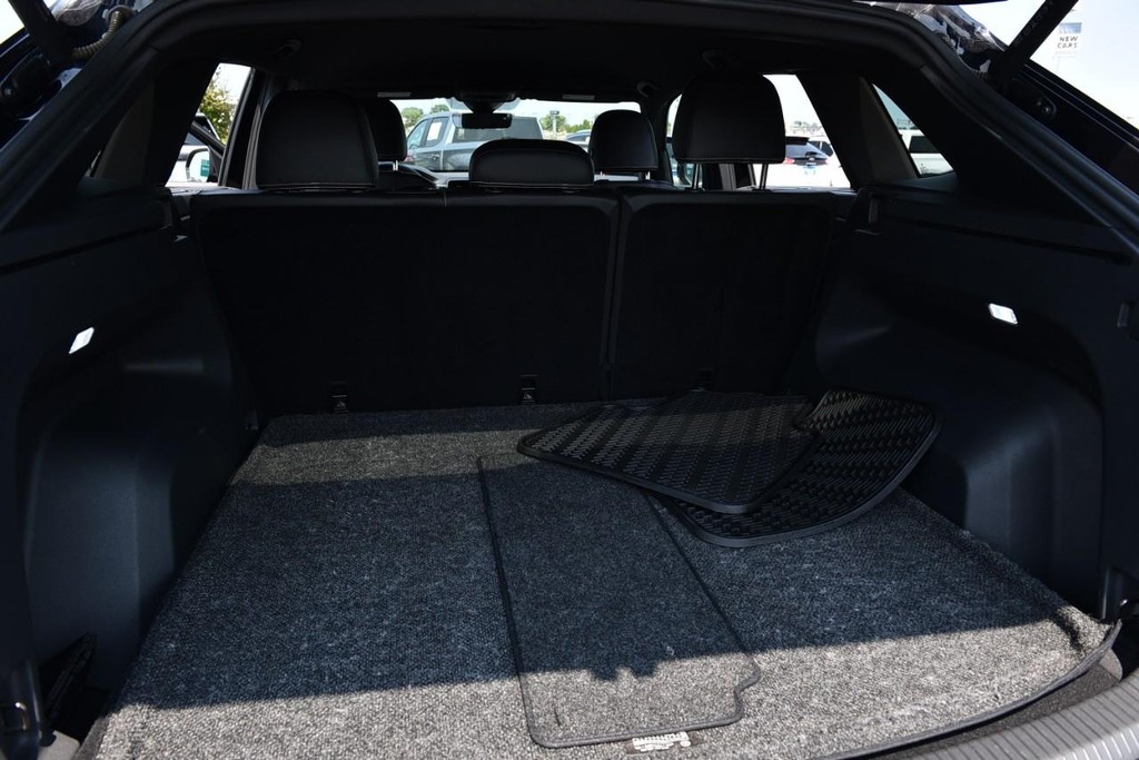 Volkswagen Atlas Cross Sport Vehicle Full-screen Gallery Image 24