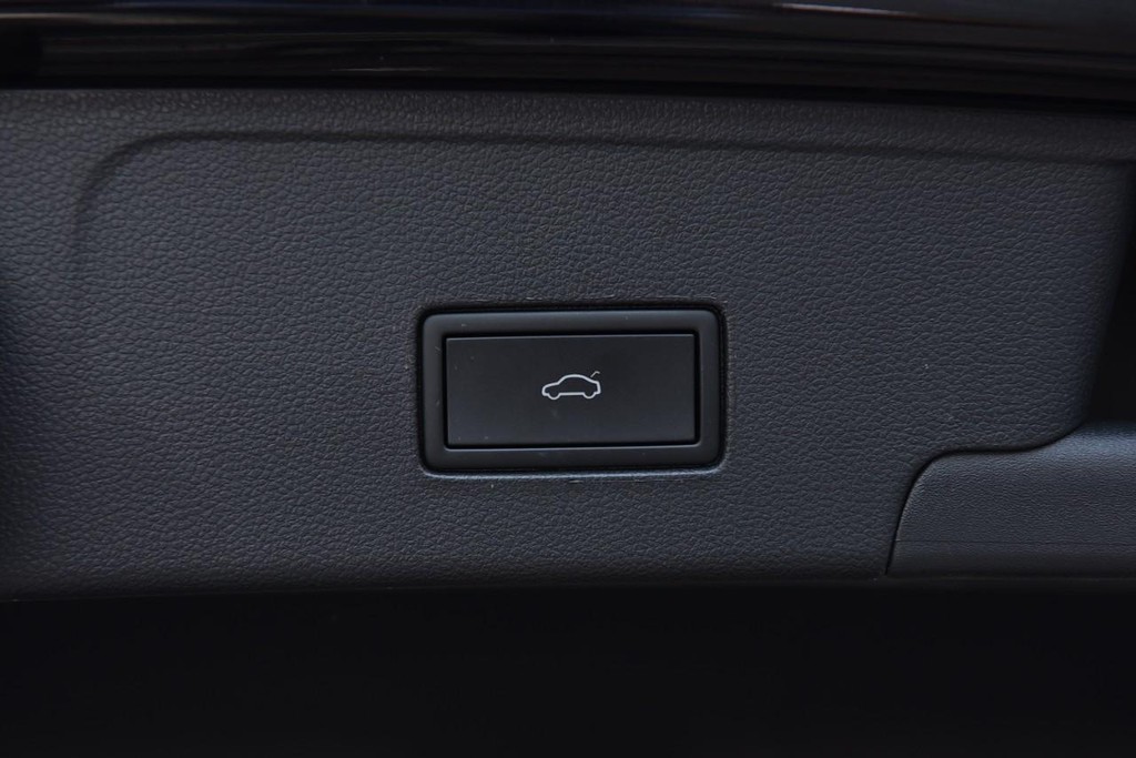 Volkswagen Atlas Cross Sport Vehicle Full-screen Gallery Image 25