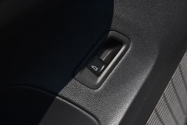 Volkswagen Atlas Cross Sport Vehicle Image 09
