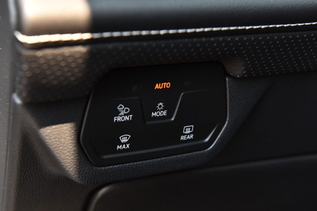 Volkswagen Atlas Cross Sport Vehicle Image 11