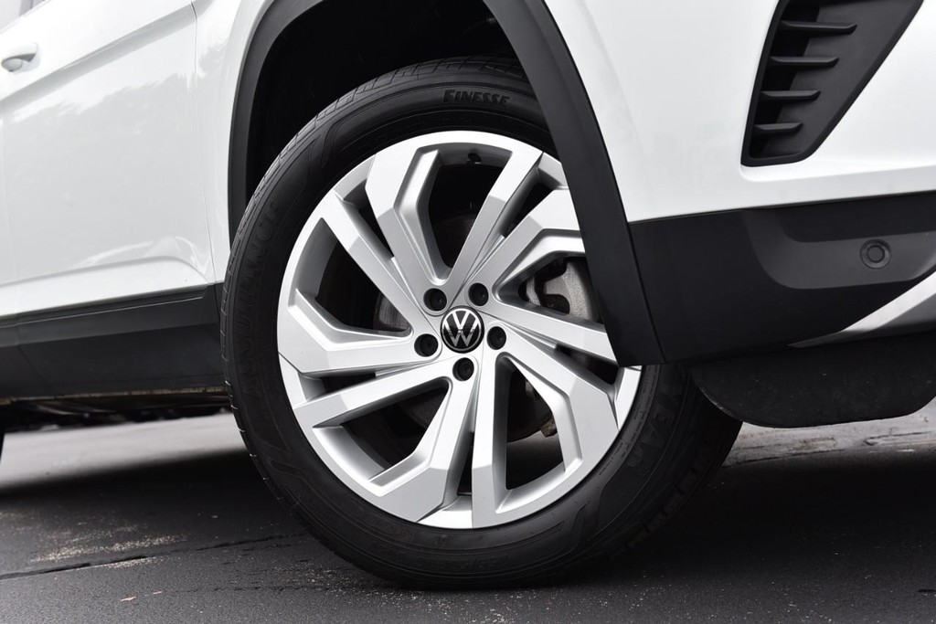 Volkswagen Atlas Vehicle Full-screen Gallery Image 3