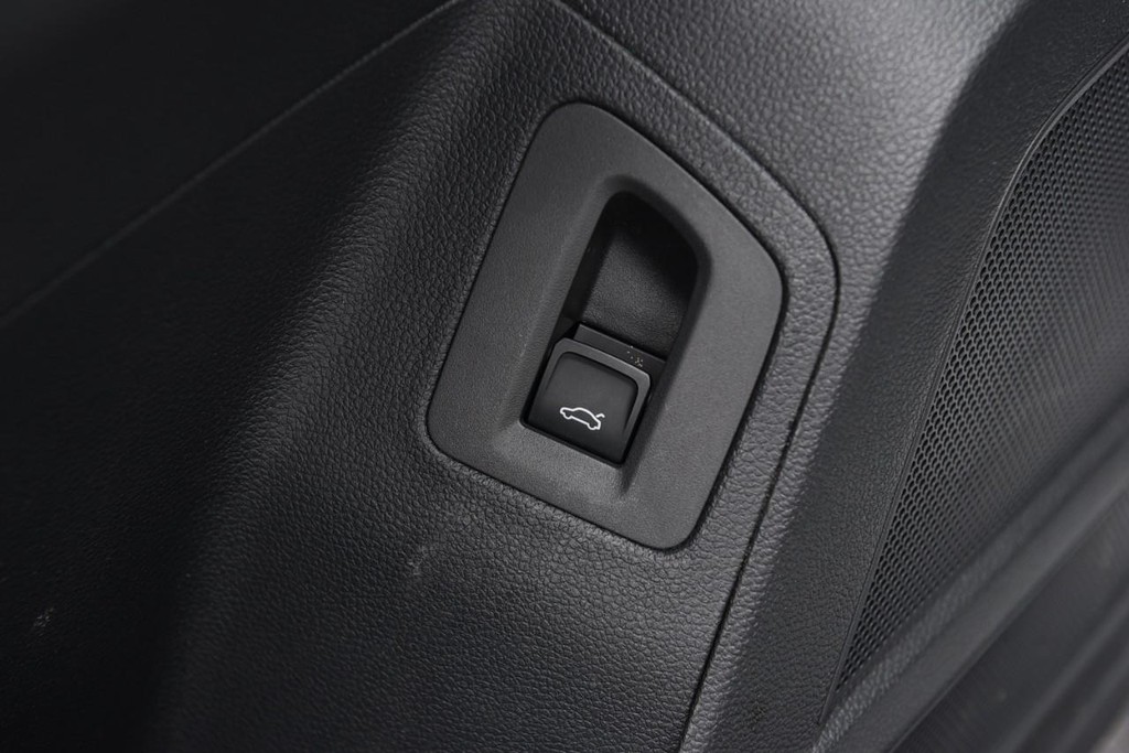 Volkswagen Atlas Vehicle Full-screen Gallery Image 9