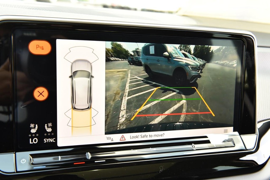 Volkswagen Atlas Vehicle Full-screen Gallery Image 13