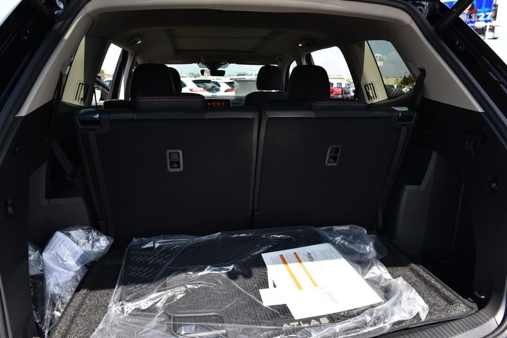 Volkswagen Atlas Vehicle Full-screen Gallery Image 26