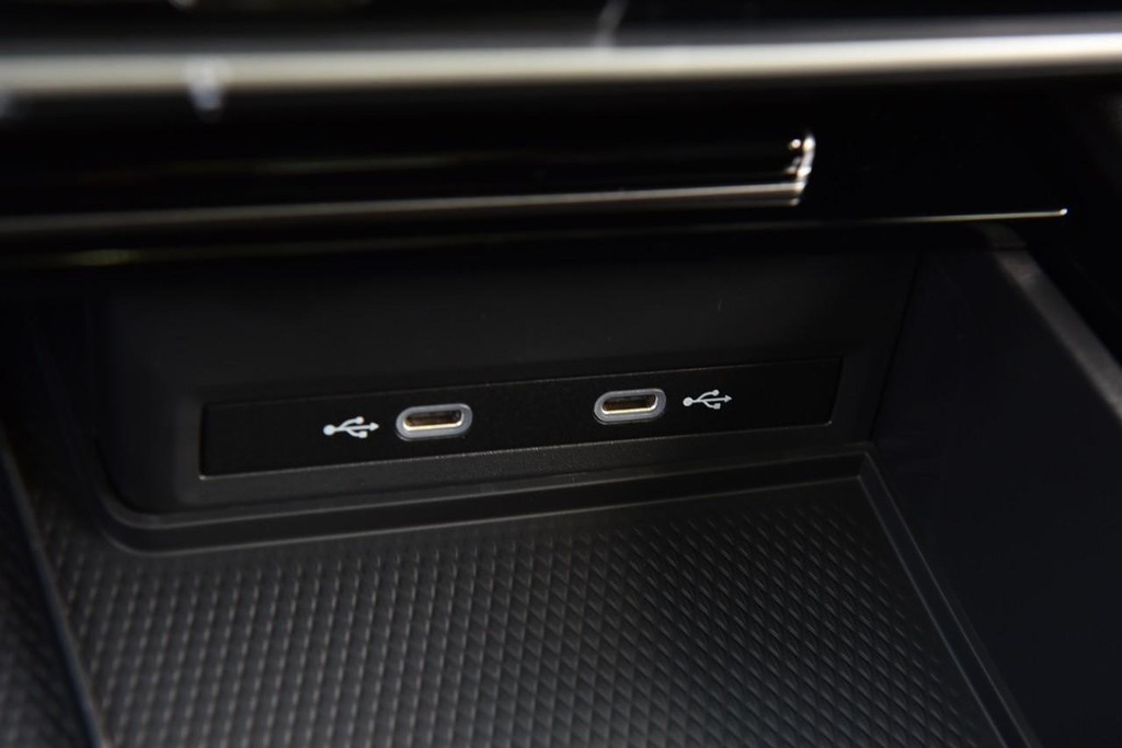 Volkswagen Atlas Vehicle Full-screen Gallery Image 15