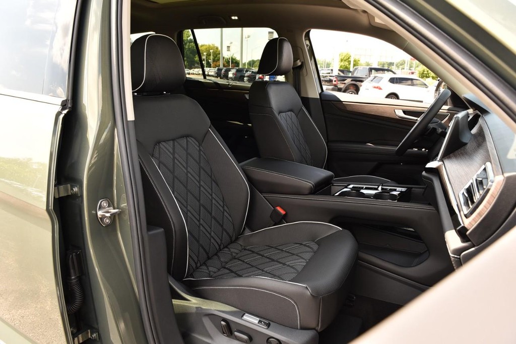 Volkswagen Atlas Vehicle Full-screen Gallery Image 19