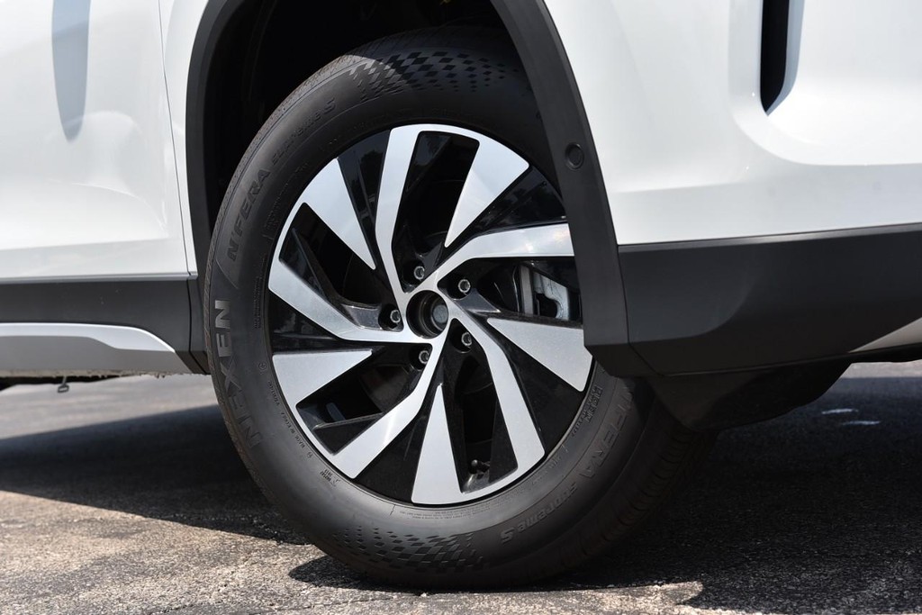 Volkswagen Tiguan Vehicle Full-screen Gallery Image 3