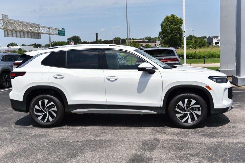 Volkswagen Tiguan Vehicle Full-screen Gallery Image 5