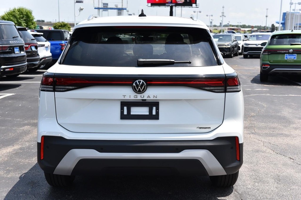 Volkswagen Tiguan Vehicle Full-screen Gallery Image 6
