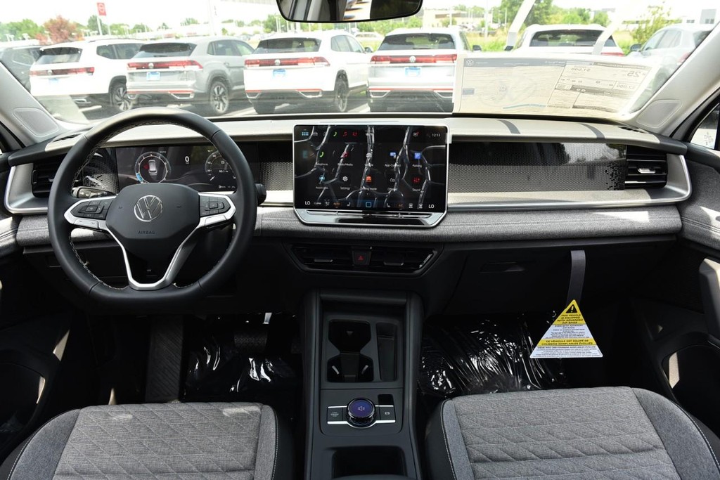Volkswagen Tiguan Vehicle Full-screen Gallery Image 7