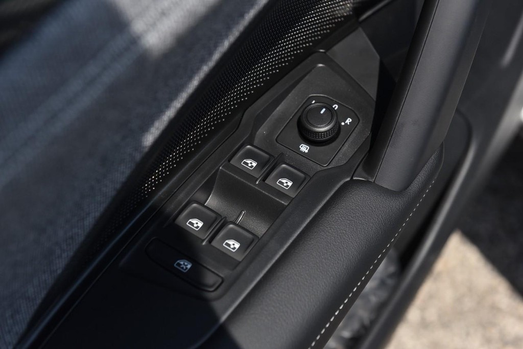 Volkswagen Tiguan Vehicle Full-screen Gallery Image 8