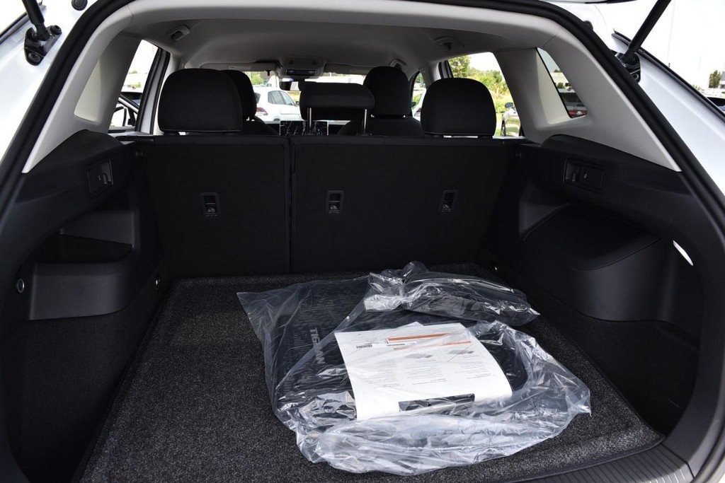 Volkswagen Tiguan Vehicle Full-screen Gallery Image 23