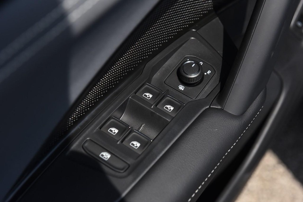 Volkswagen Tiguan Vehicle Full-screen Gallery Image 8
