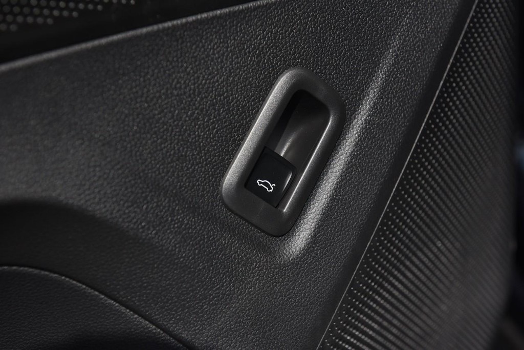 Volkswagen Tiguan Vehicle Full-screen Gallery Image 9