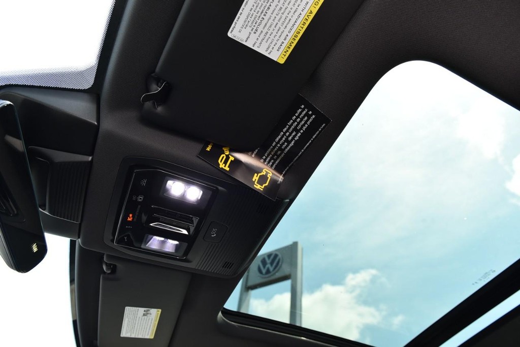 Volkswagen Tiguan Vehicle Full-screen Gallery Image 21