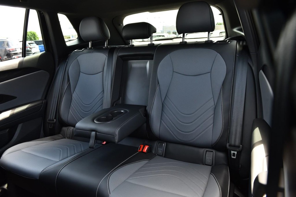 Volkswagen Tiguan Vehicle Full-screen Gallery Image 22