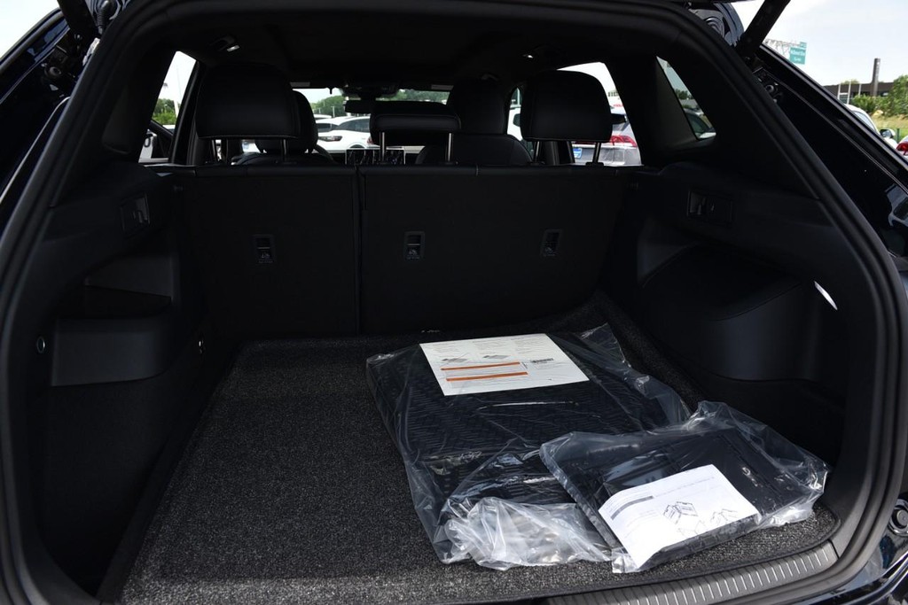 Volkswagen Tiguan Vehicle Full-screen Gallery Image 25