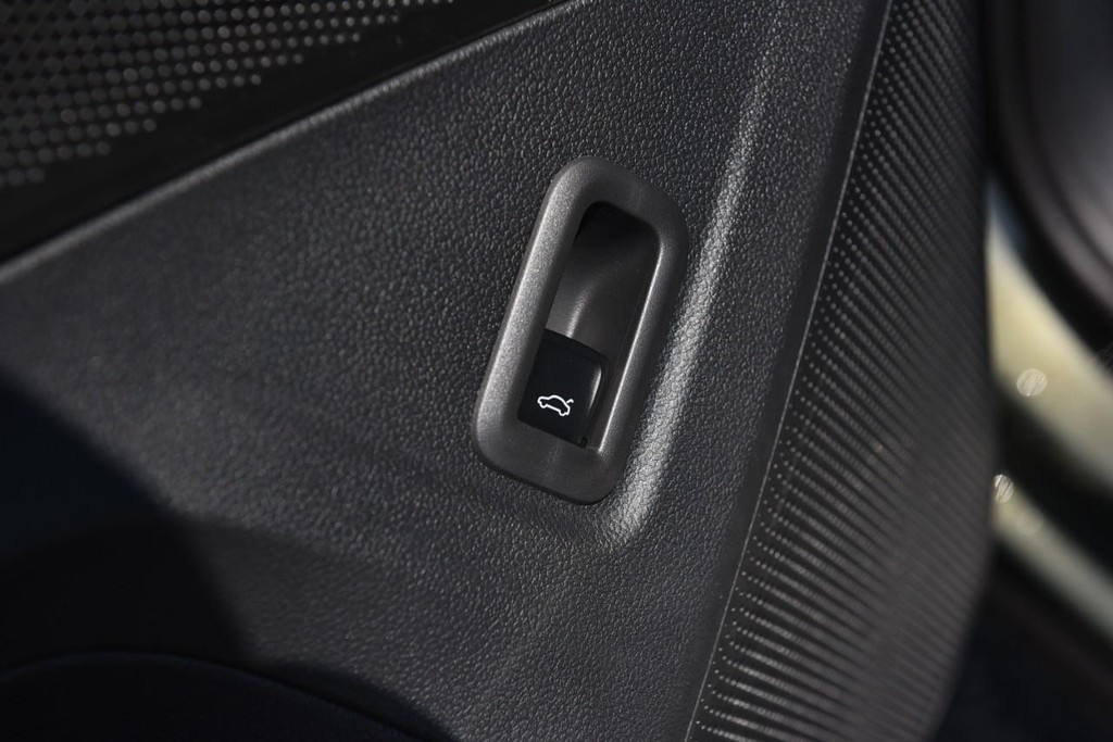 Volkswagen Tiguan Vehicle Full-screen Gallery Image 9