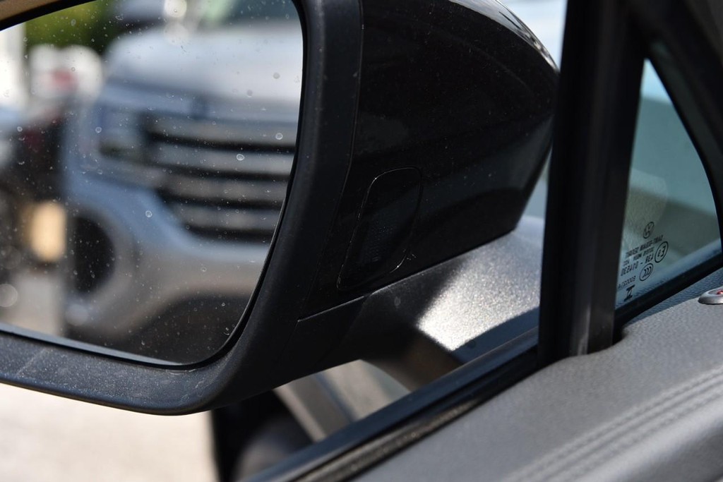 Volkswagen Tiguan Vehicle Full-screen Gallery Image 10