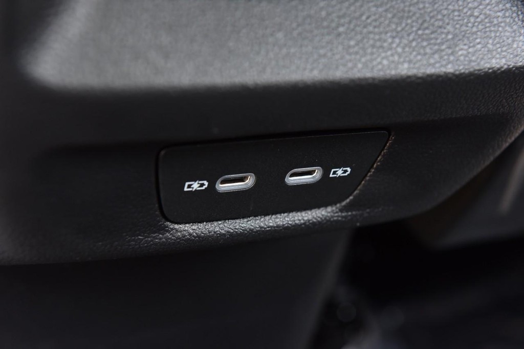 Volkswagen Tiguan Vehicle Full-screen Gallery Image 24