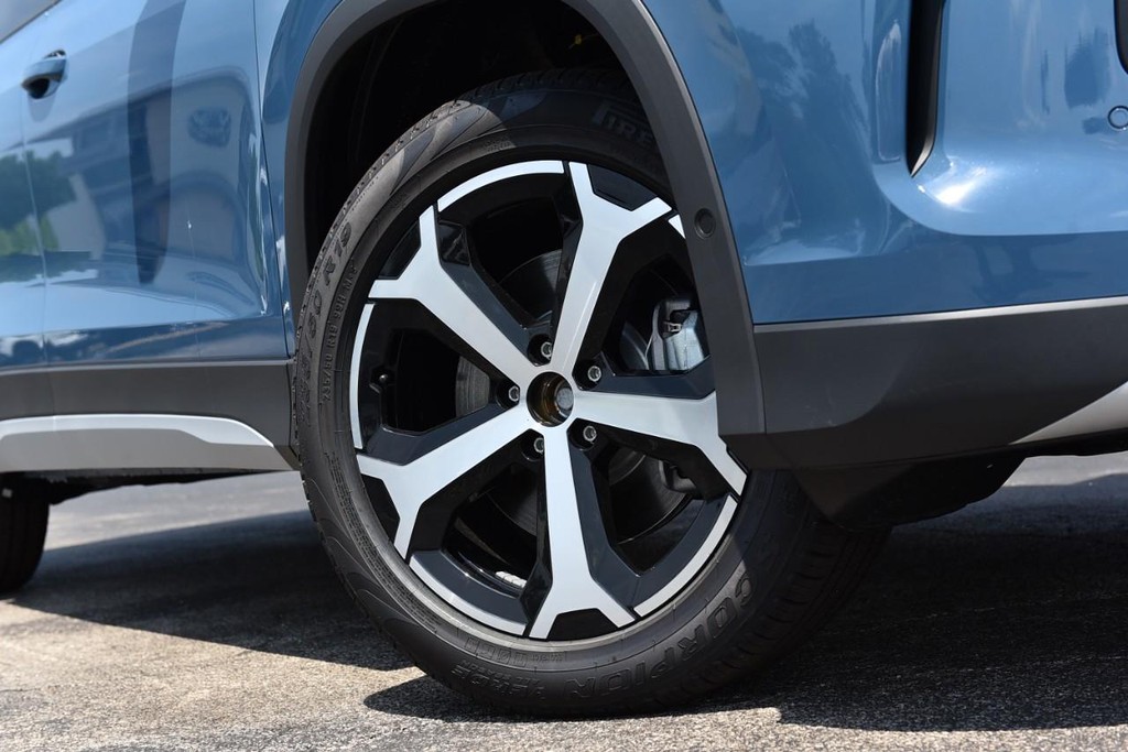 Volkswagen Tiguan Vehicle Full-screen Gallery Image 3