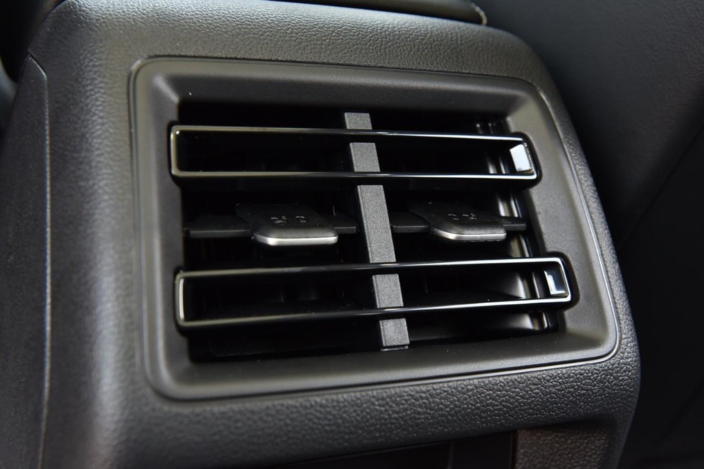 Volkswagen Tiguan Vehicle Full-screen Gallery Image 23