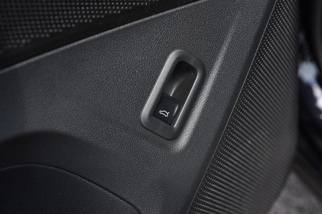 Volkswagen Tiguan Vehicle Full-screen Gallery Image 9
