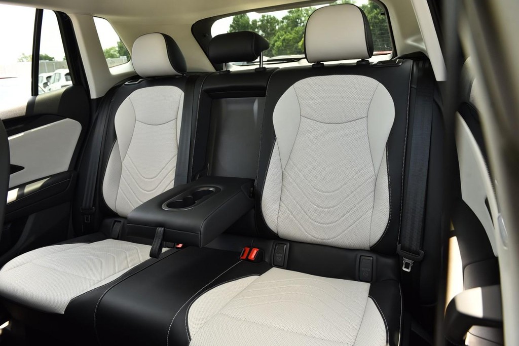 Volkswagen Tiguan Vehicle Full-screen Gallery Image 22