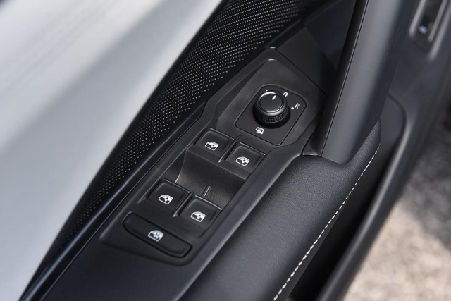 Volkswagen Tiguan Vehicle Image 08