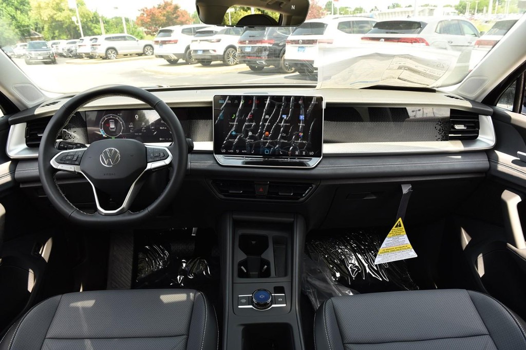 Volkswagen Tiguan Vehicle Full-screen Gallery Image 7