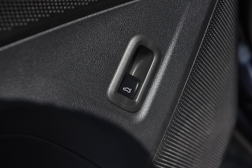 Volkswagen Tiguan Vehicle Full-screen Gallery Image 9