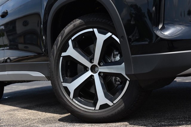 Volkswagen Tiguan Vehicle Image 03