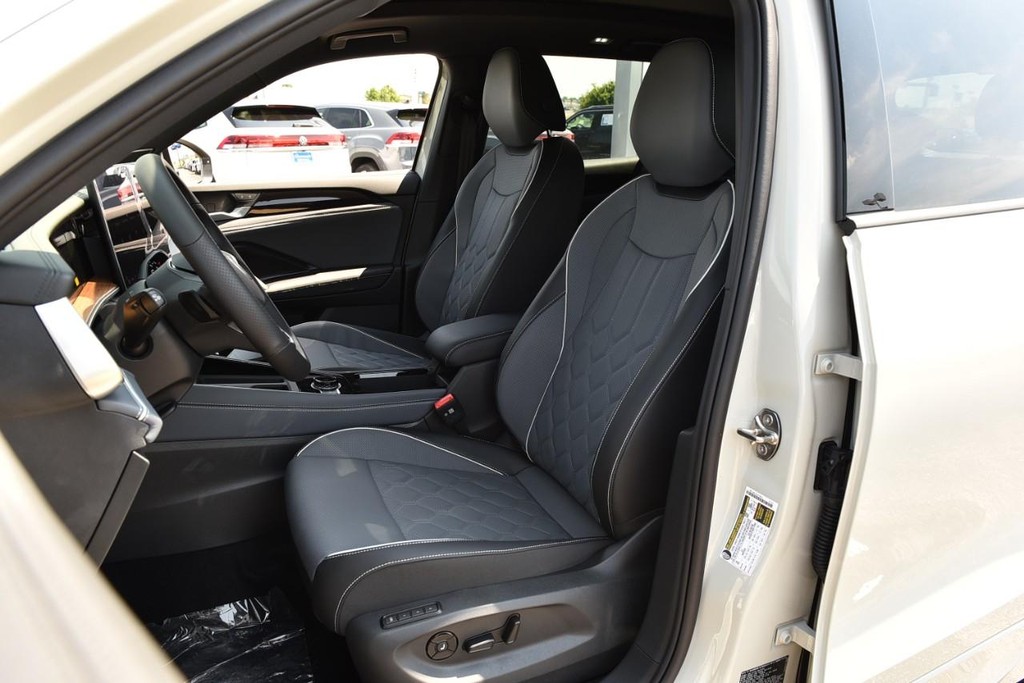 Volkswagen Tiguan Vehicle Full-screen Gallery Image 18