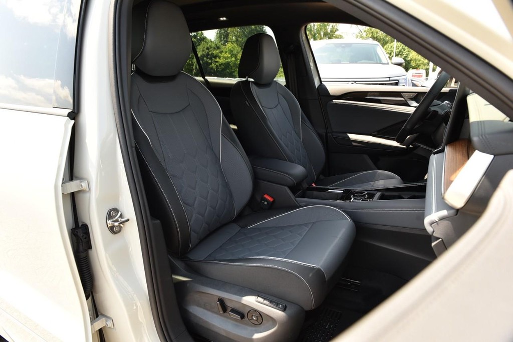 Volkswagen Tiguan Vehicle Full-screen Gallery Image 19