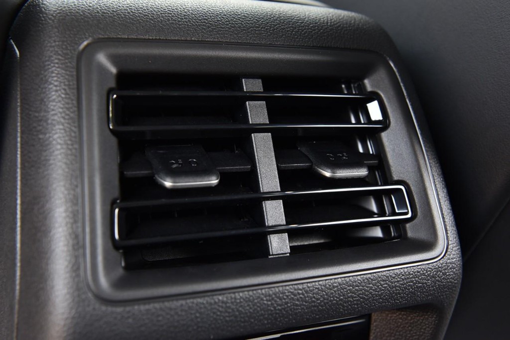 Volkswagen Tiguan Vehicle Full-screen Gallery Image 22