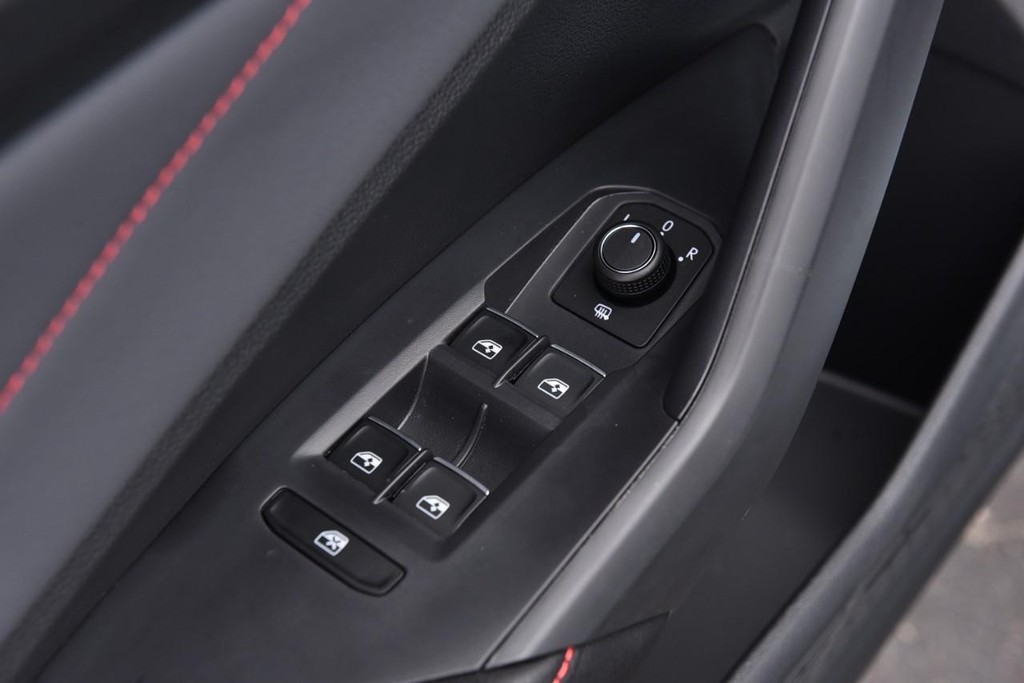 Volkswagen Jetta GLI Vehicle Full-screen Gallery Image 8