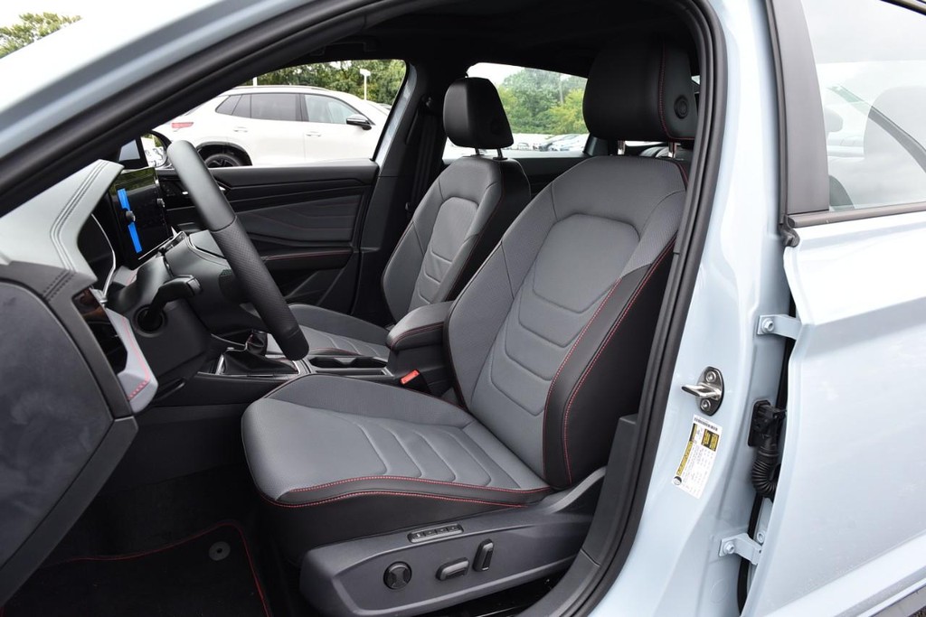 Volkswagen Jetta GLI Vehicle Full-screen Gallery Image 20