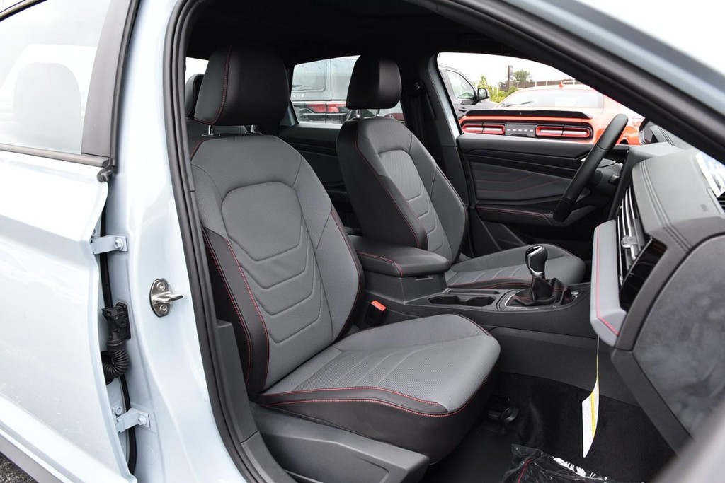 Volkswagen Jetta GLI Vehicle Full-screen Gallery Image 21