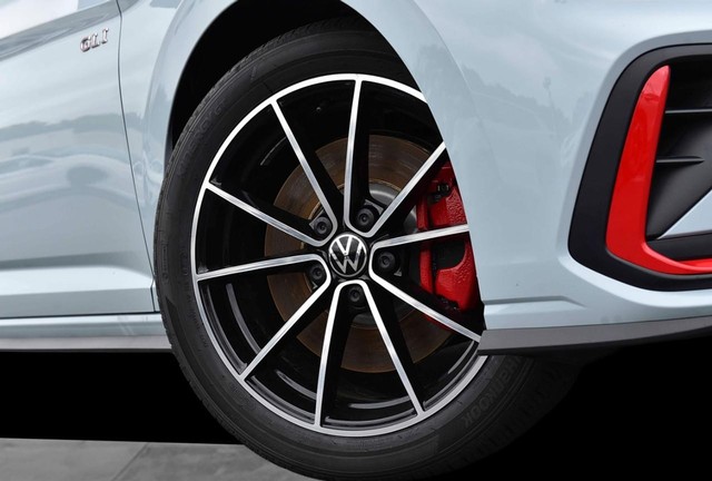 Volkswagen Jetta GLI Vehicle Image 03