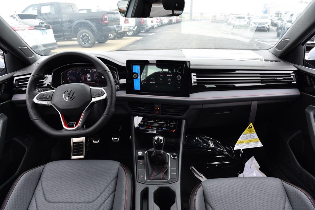 Volkswagen Jetta GLI Vehicle Full-screen Gallery Image 7