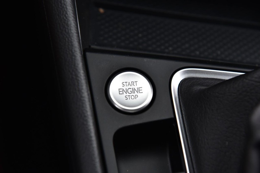 Volkswagen Jetta GLI Vehicle Full-screen Gallery Image 17