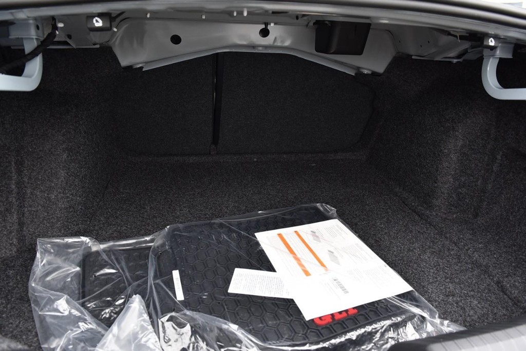 Volkswagen Jetta GLI Vehicle Full-screen Gallery Image 24