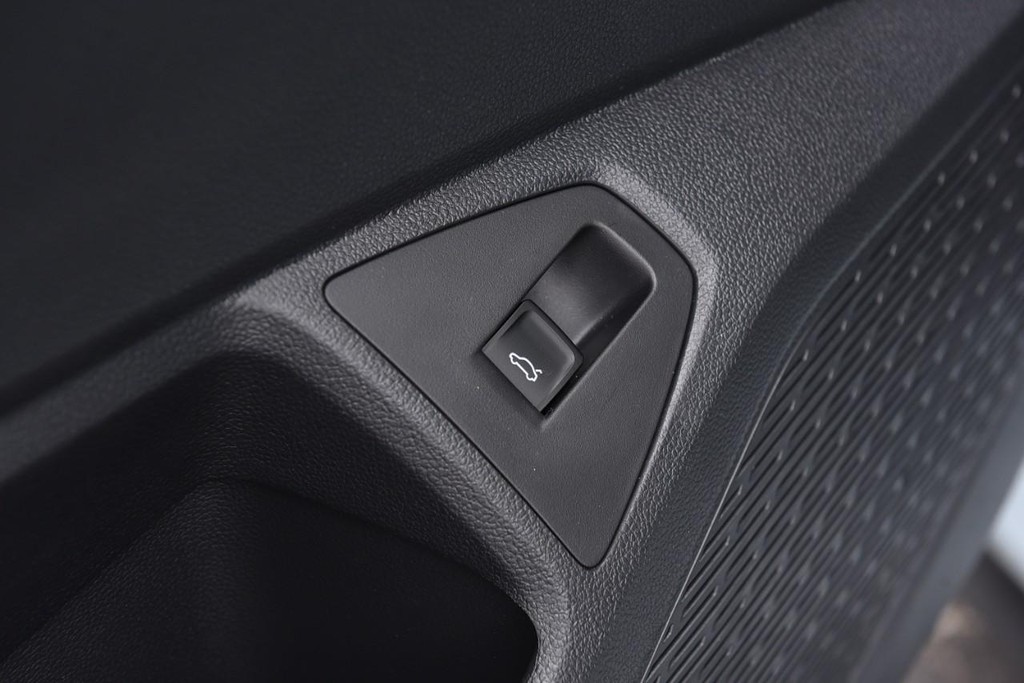 Volkswagen Jetta GLI Vehicle Full-screen Gallery Image 9