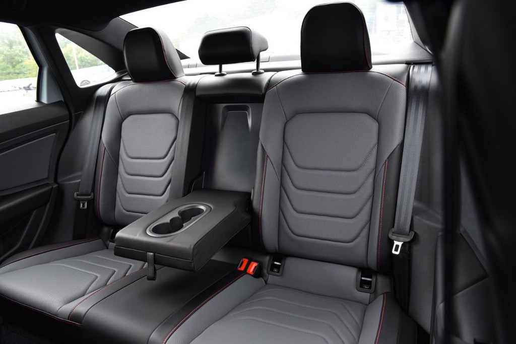Volkswagen Jetta GLI Vehicle Full-screen Gallery Image 23