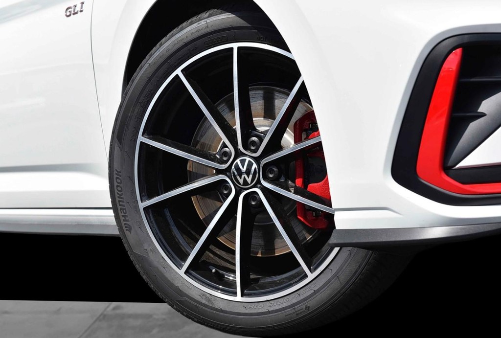 Volkswagen Jetta GLI Vehicle Full-screen Gallery Image 3