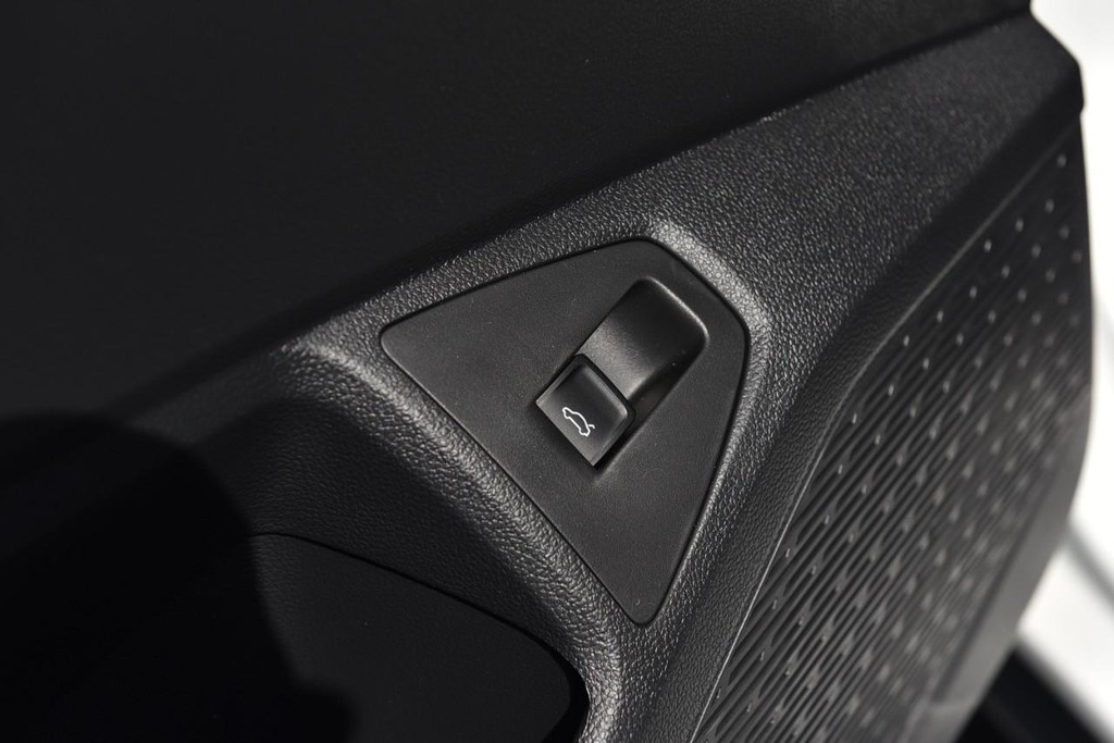 Volkswagen Jetta GLI Vehicle Full-screen Gallery Image 9
