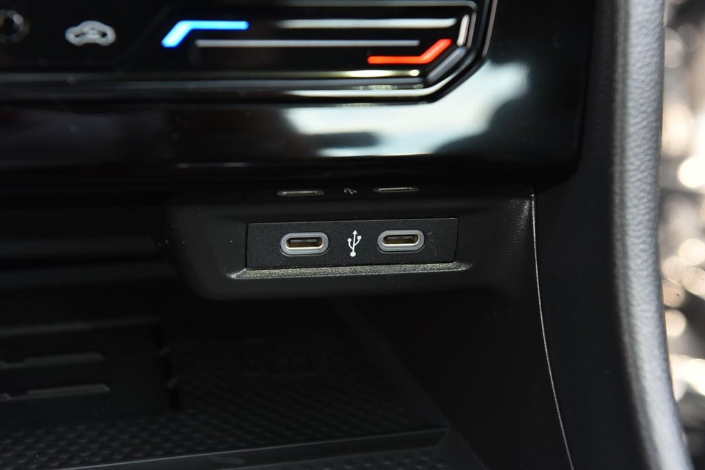 Volkswagen Jetta GLI Vehicle Full-screen Gallery Image 16