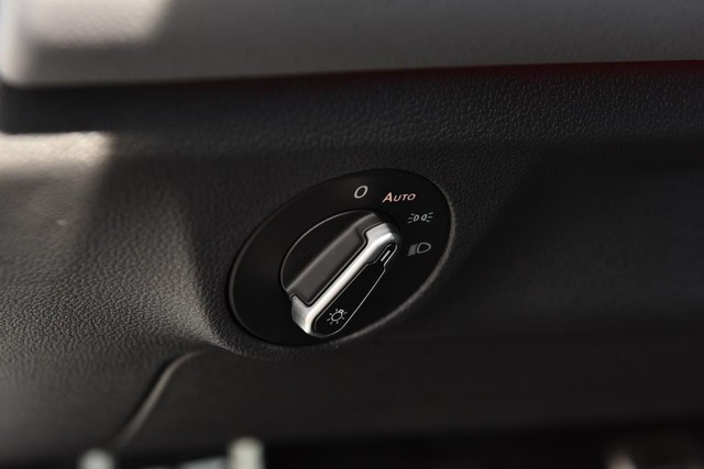 Volkswagen Jetta GLI Vehicle Image 11